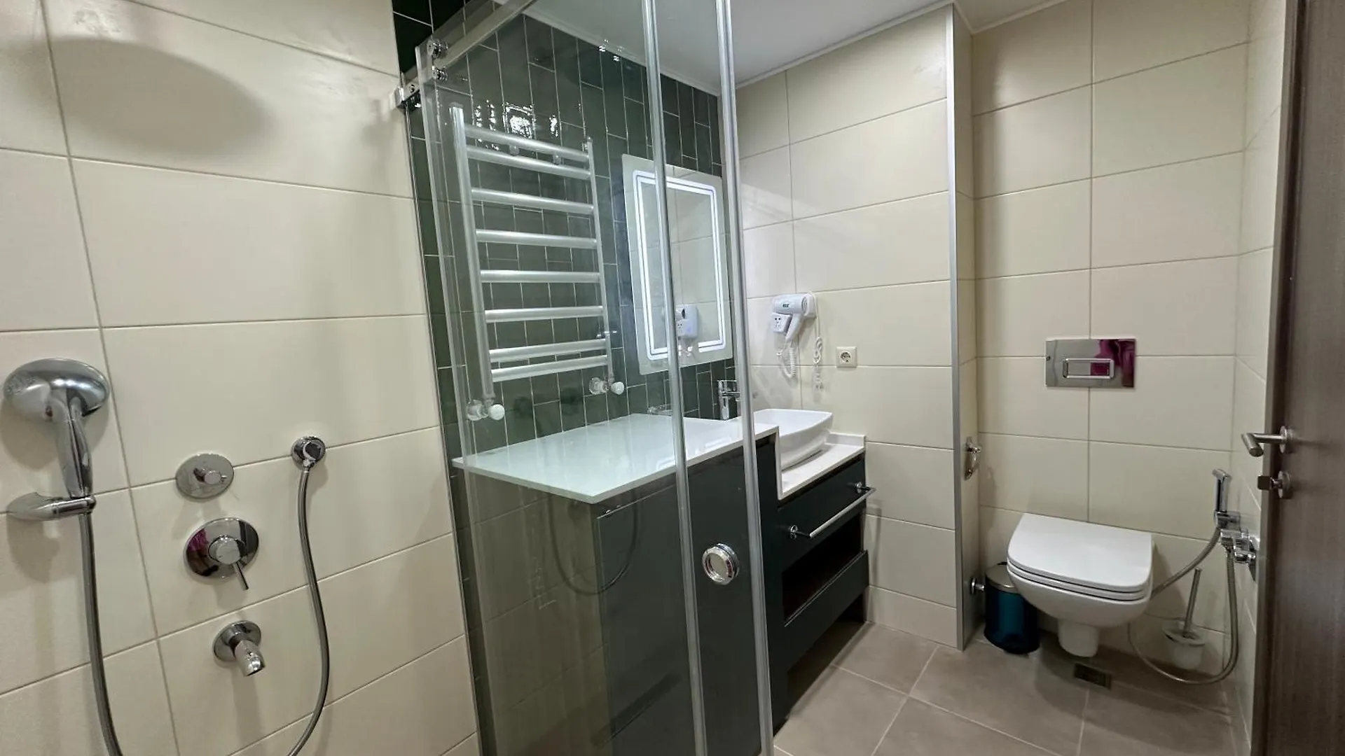 Amazing Seaside Apartment 829 Batumi 0*,
